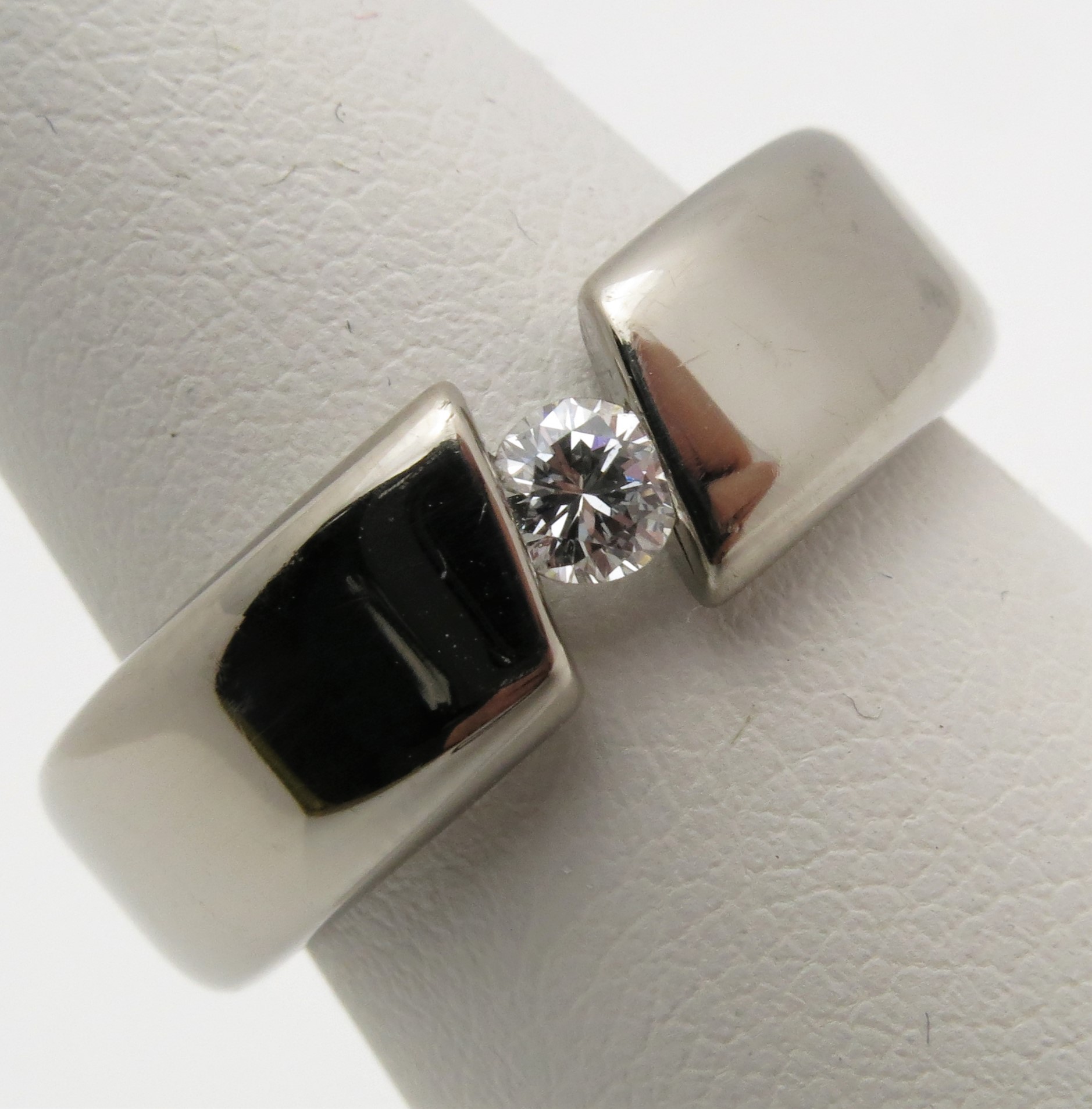 Eleganter Brillant Spannring "Queer"