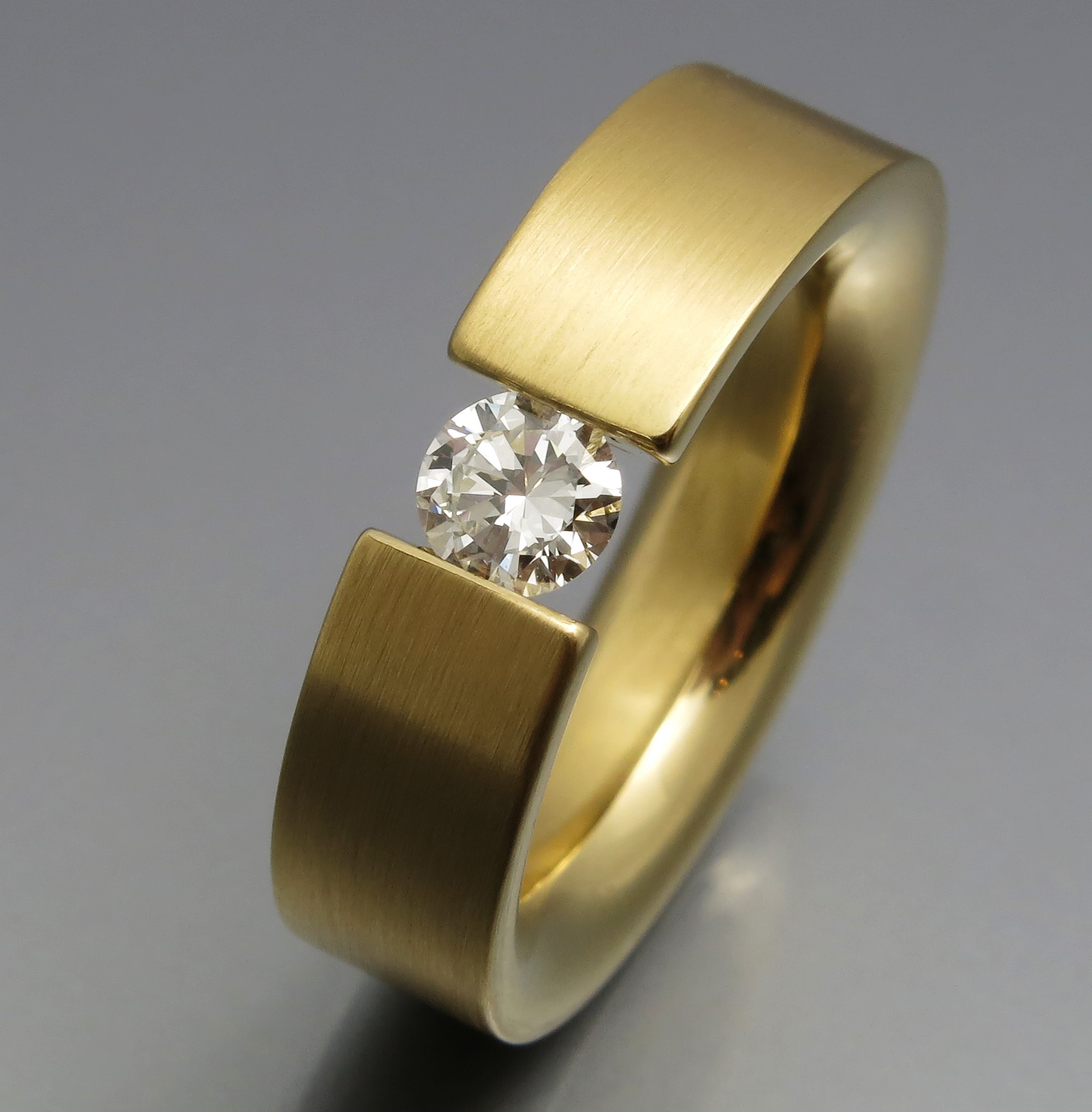 Feiner Brillant Spannring "Halbrund"