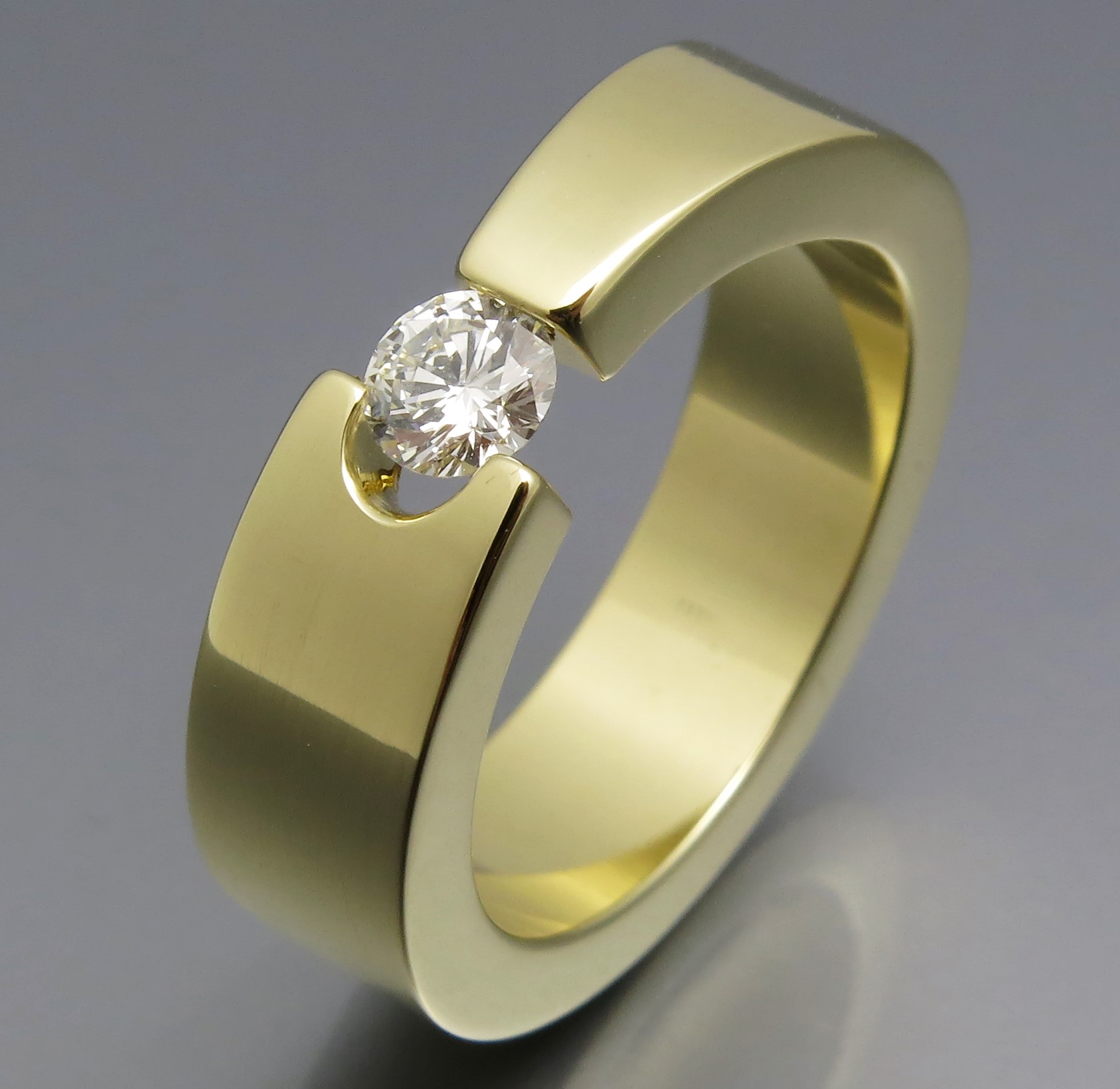Feiner Brillant Spannring "Arrow"