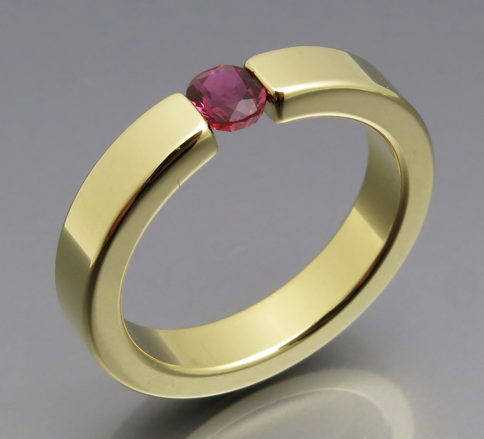 Eleganter Rubin Spannring
