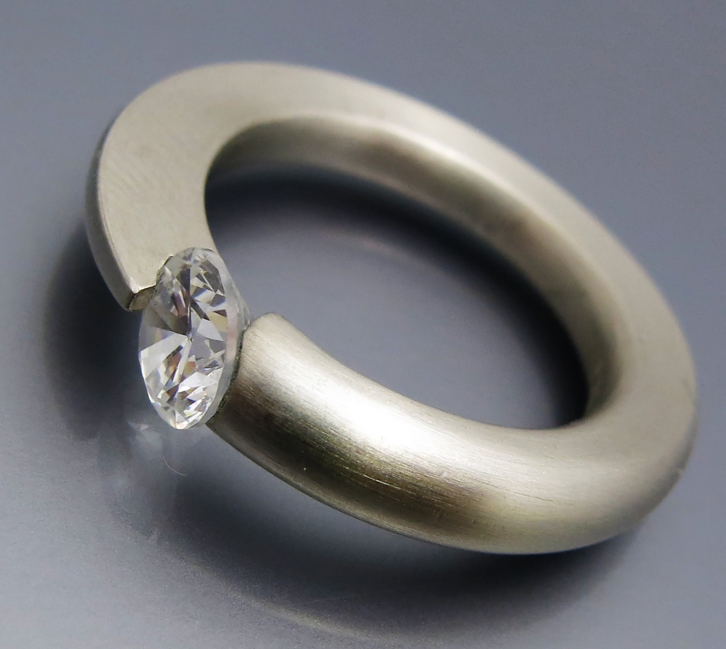 Eleganter Brillant Spannring "Slim"