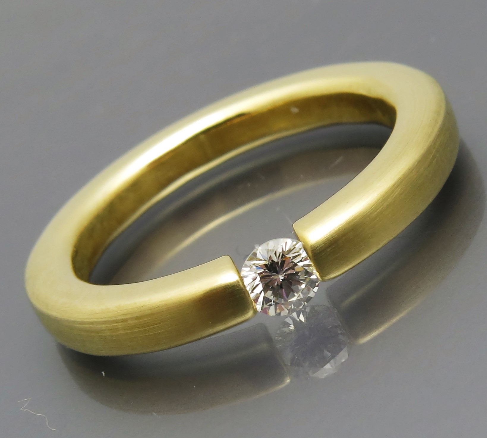 Zeitloser Brillant Spannring - Klassiker