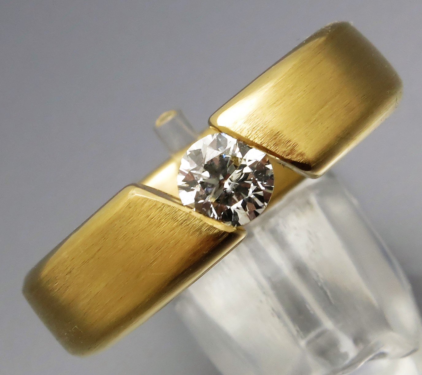 Eleganter Brillant Spannring "Queer"