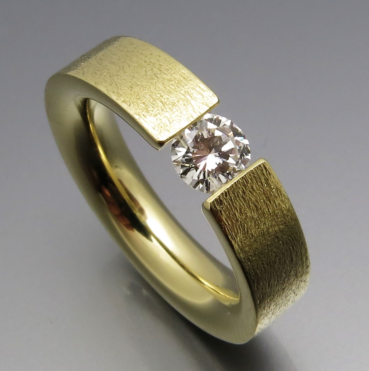 Auffälliger Brillant Spannring "Wave"
