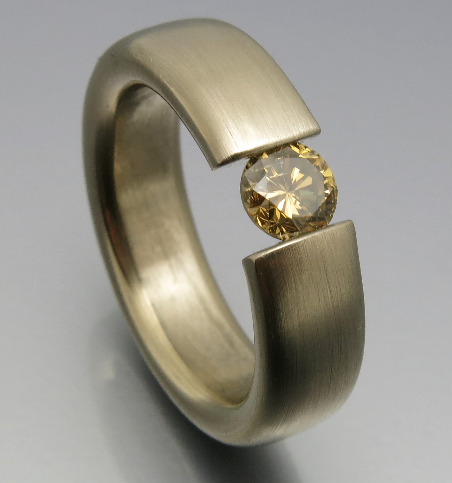 Mächtiger fancy Brillant Spannring