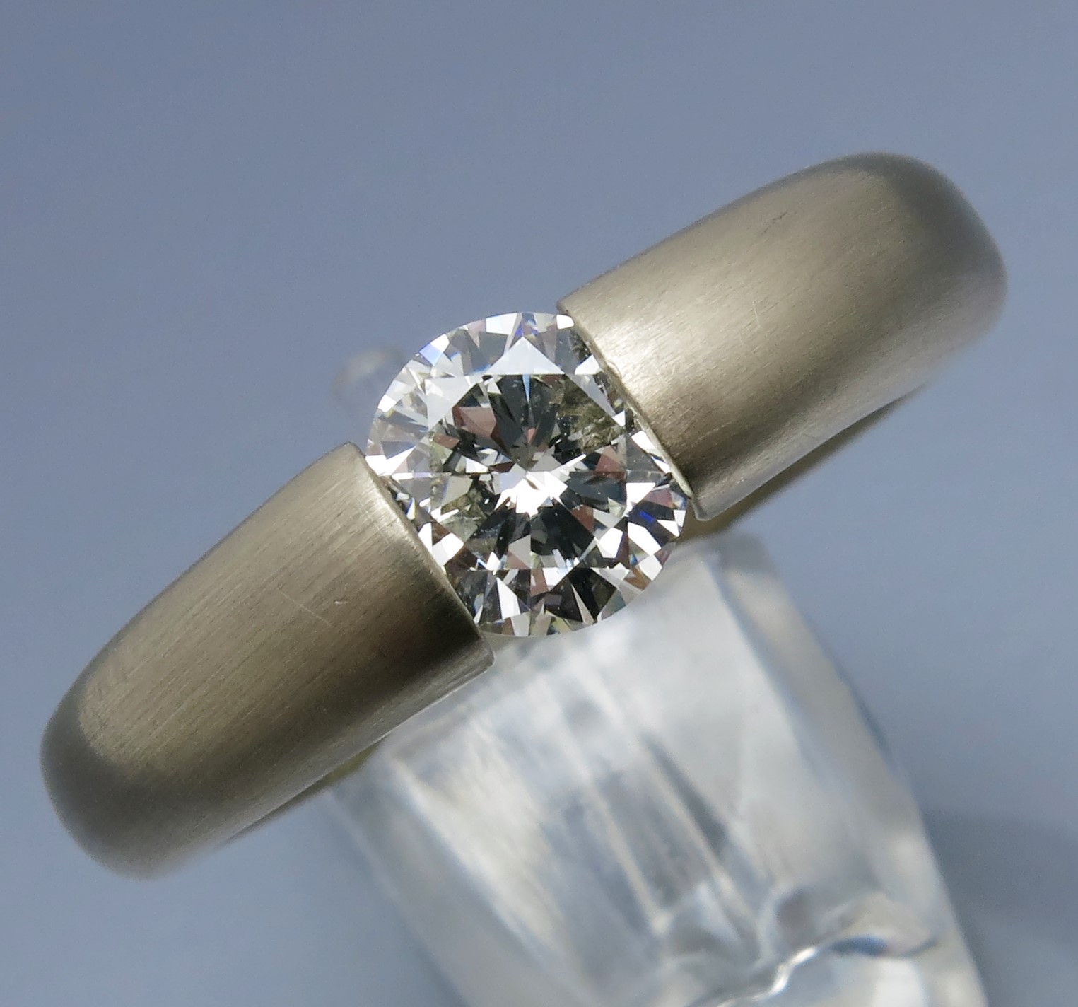 Eleganter Eincaräter Brillant Spannring "Verlauf"
