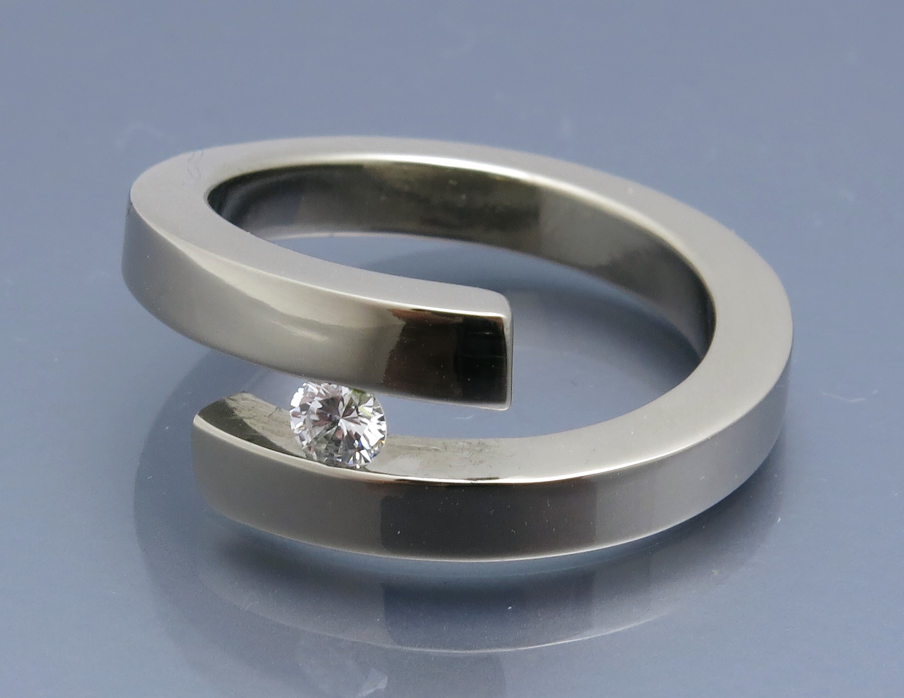 Eleganter Brillant Spannring "Cross"
