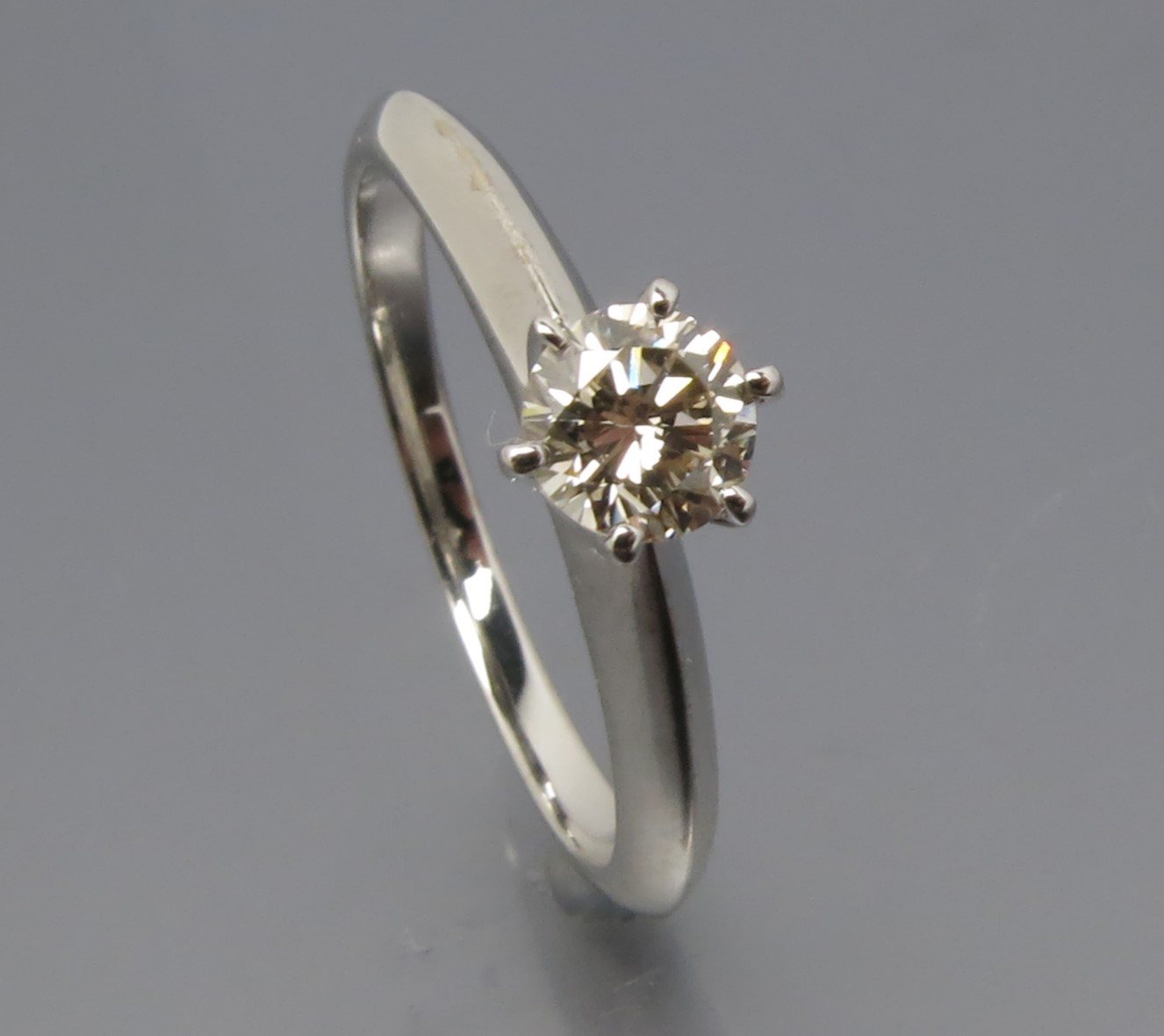 Klassicher Diamant Solitär Ring
