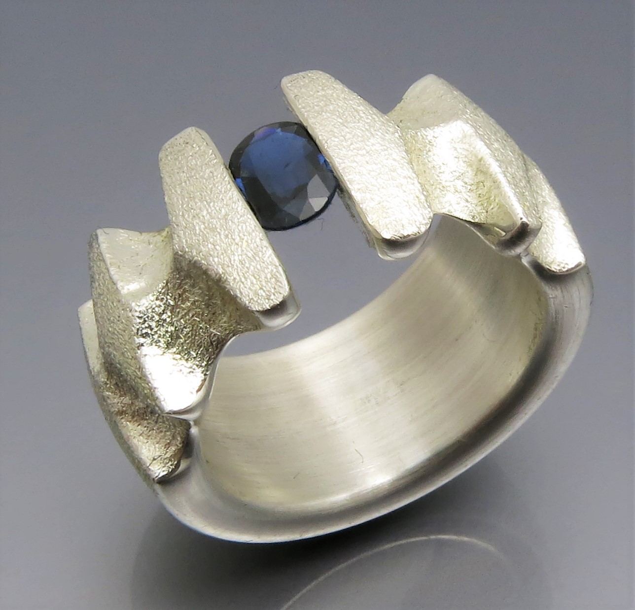 Breiter Safir Spannring "Fields"