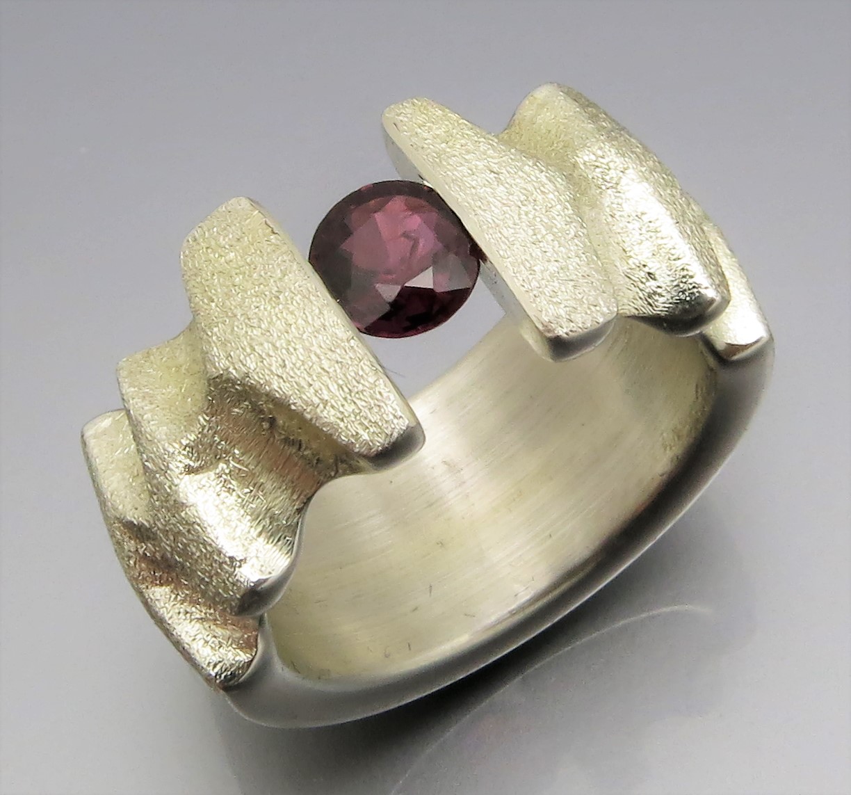 Breiter Rubin Spannring "Fields" – Bild 4