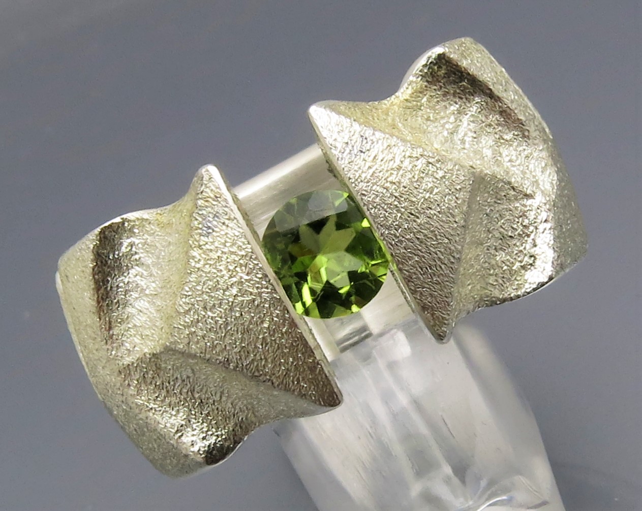 Breiter Peridot Spannring "Fields"