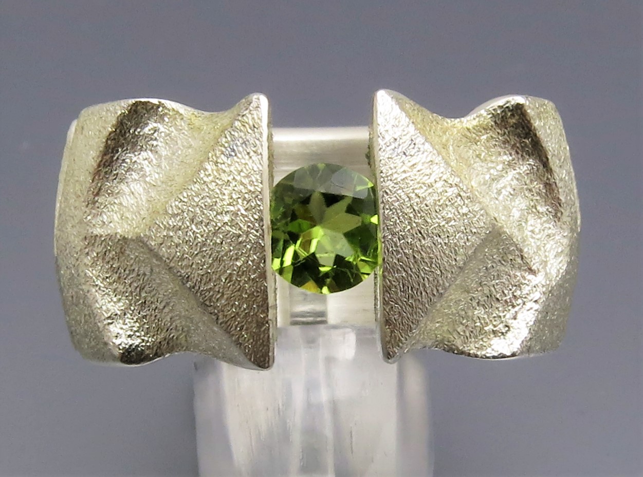 Breiter Peridot Spannring "Fields" – Bild 2