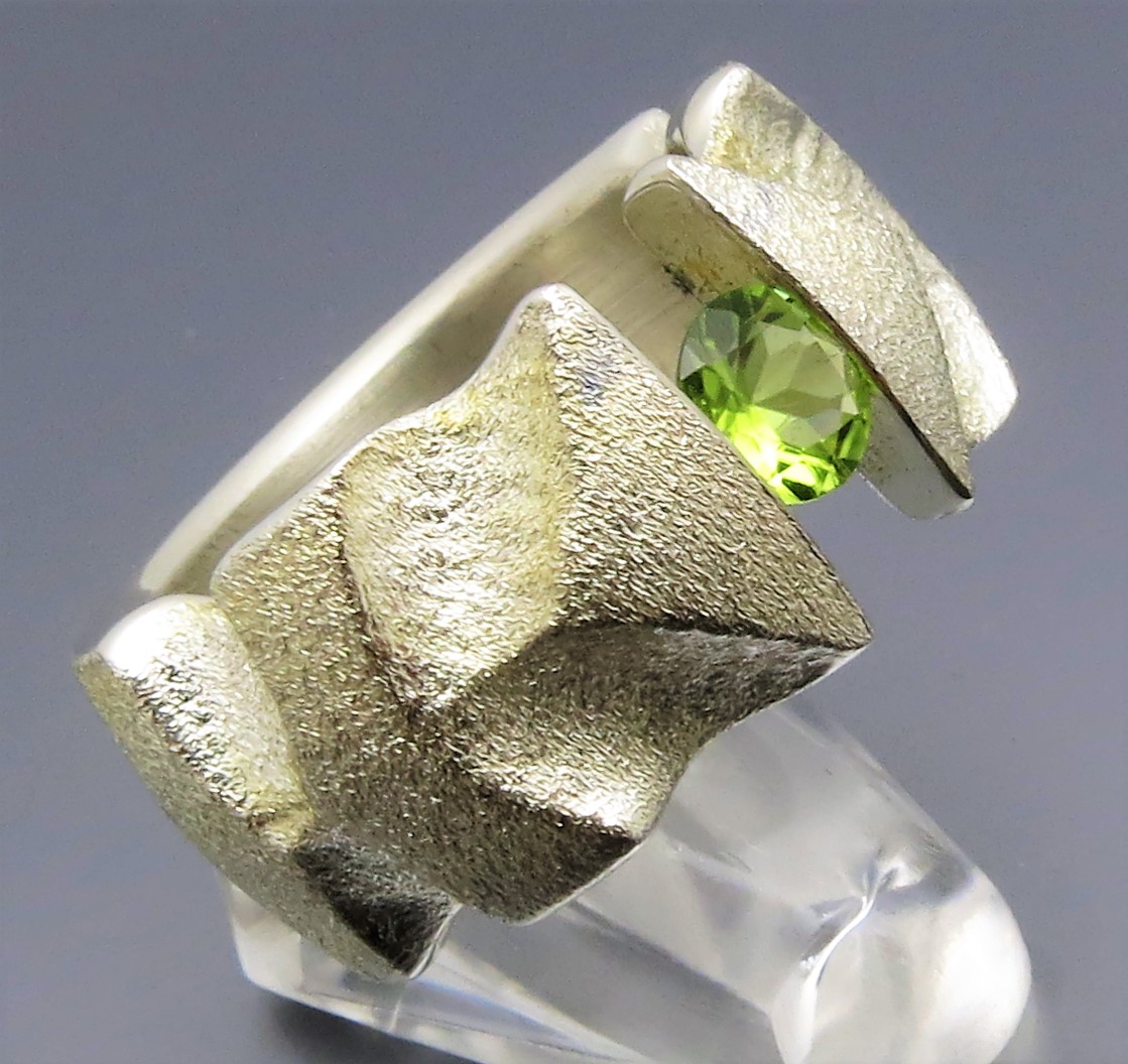 Breiter Peridot Spannring "Fields" – Bild 3