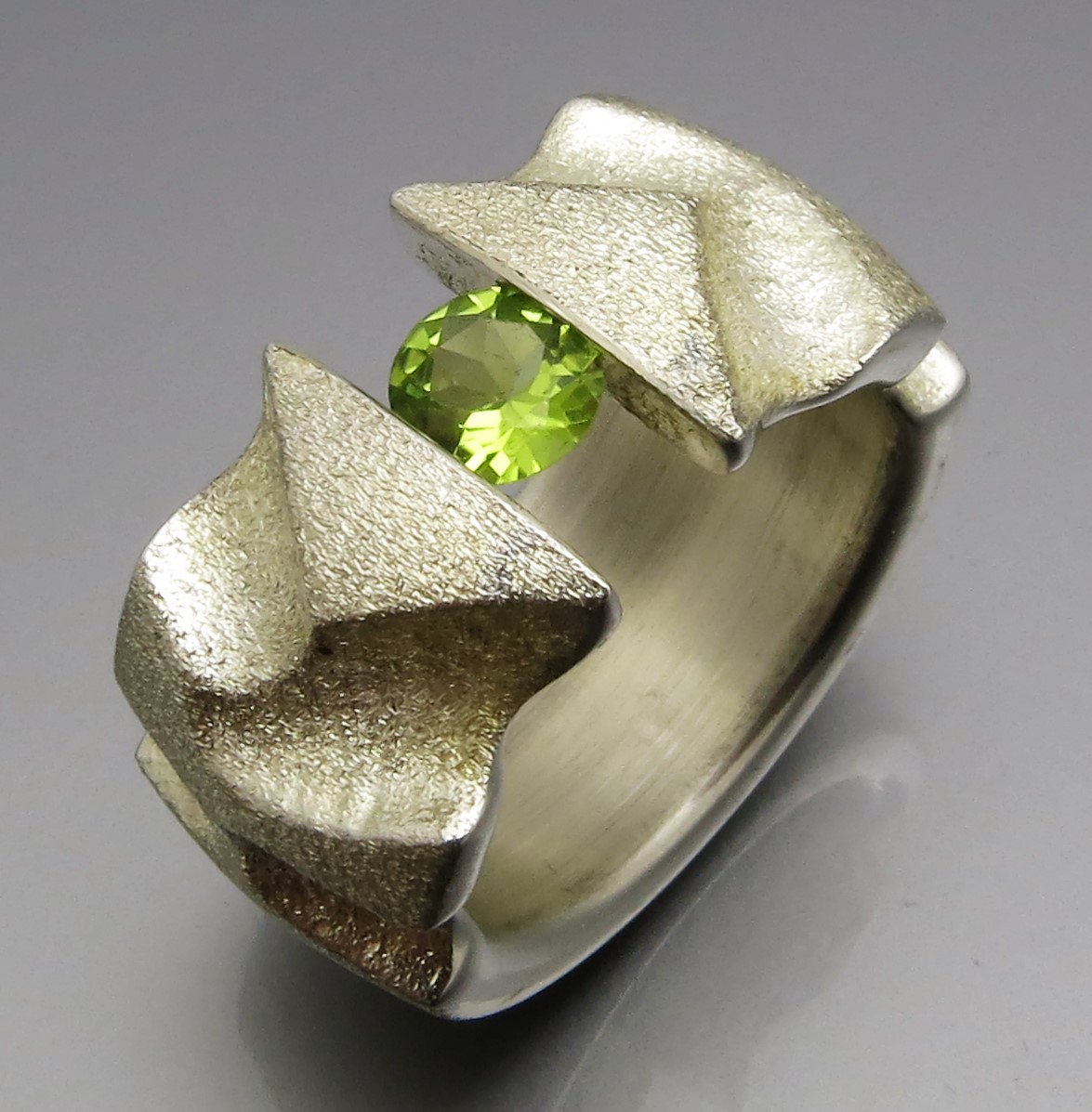 Breiter Peridot Spannring "Fields" – Bild 4