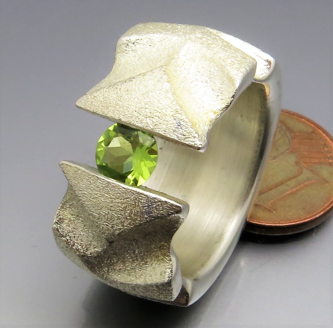 Breiter Peridot Spannring "Fields" – Bild 5