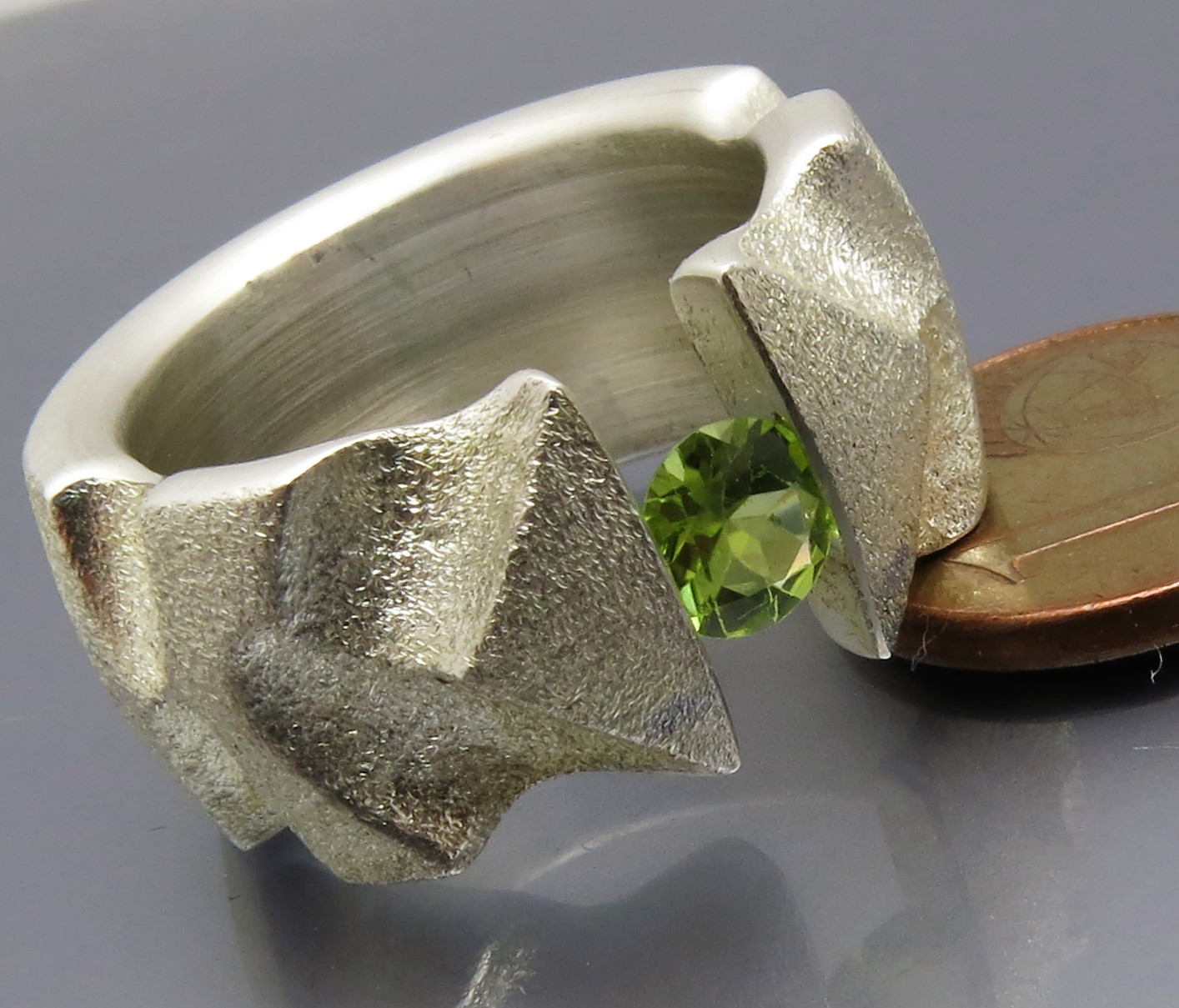 Breiter Peridot Spannring "Fields" – Bild 6
