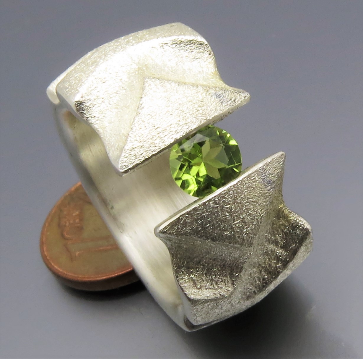 Breiter Peridot Spannring "Fields" – Bild 7