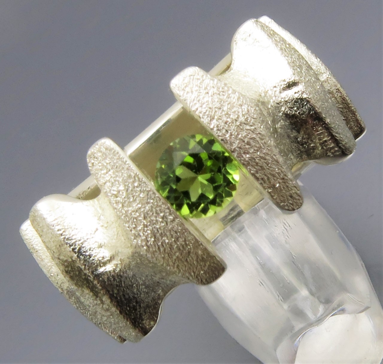 Breiter Peridot Spannring "Fields" – Bild 2