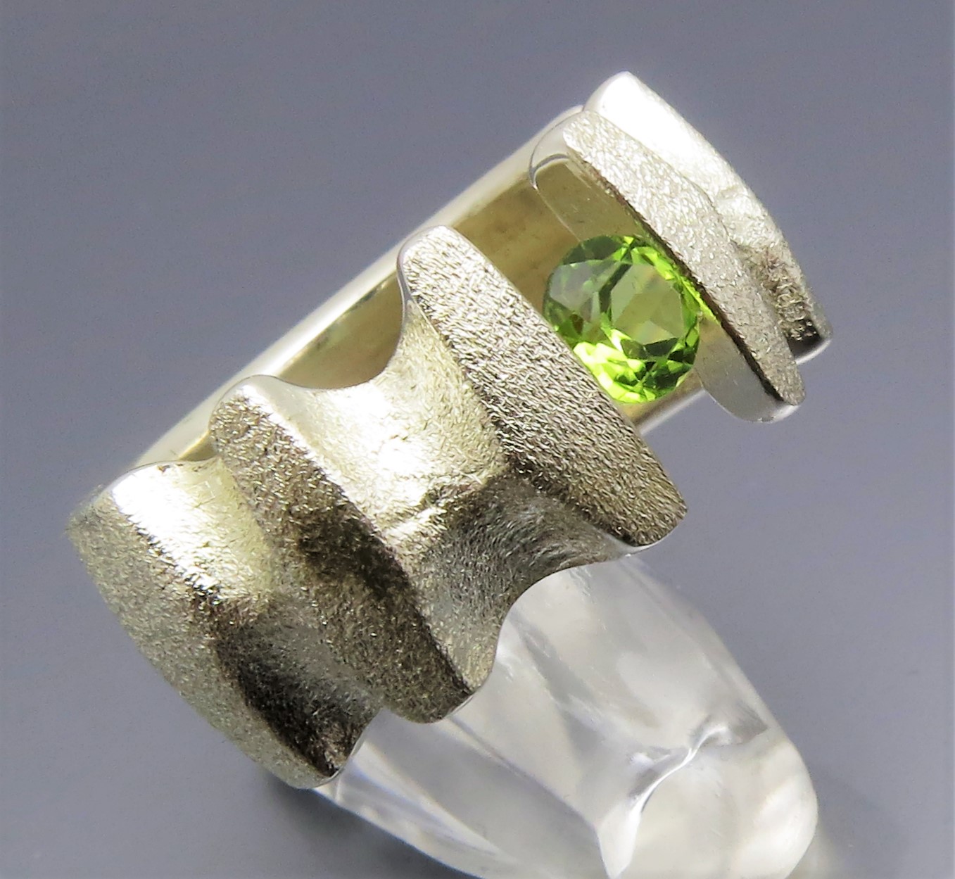 Breiter Peridot Spannring "Fields" – Bild 3