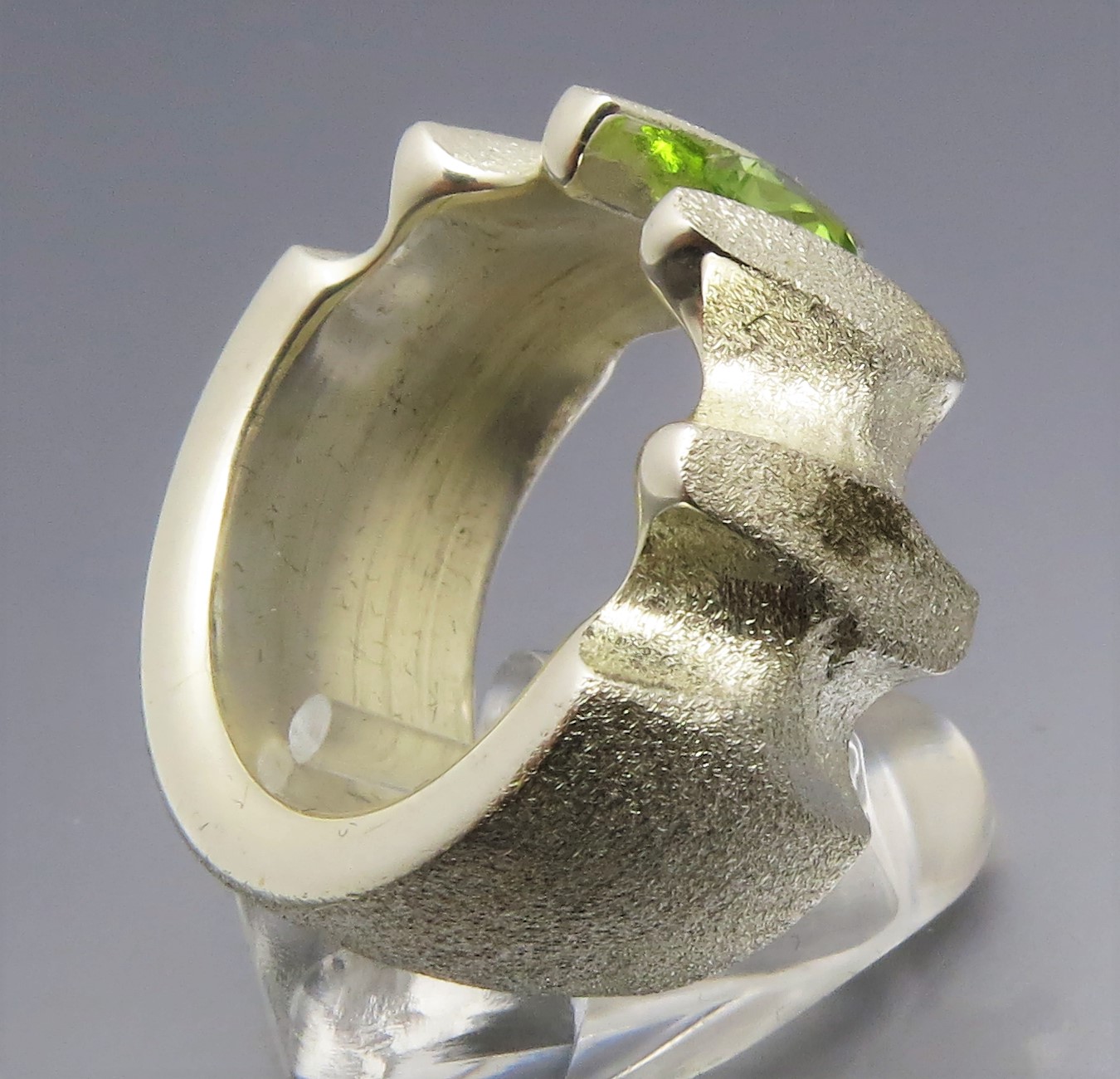Breiter Peridot Spannring "Fields" – Bild 4
