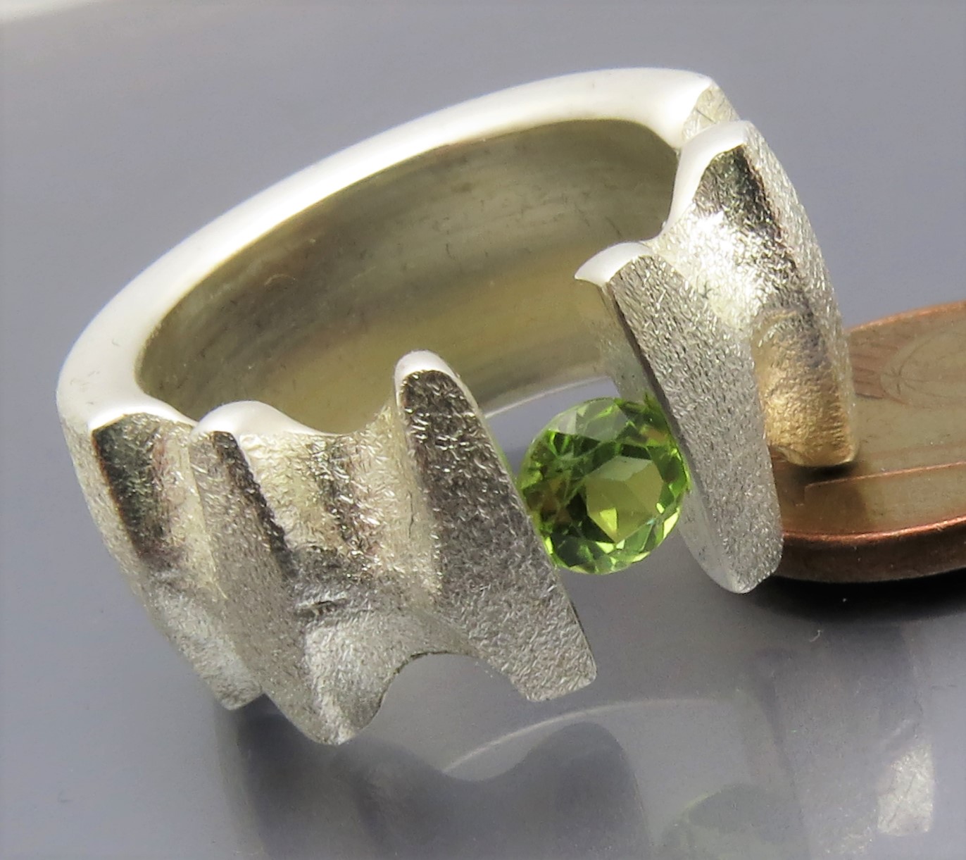 Breiter Peridot Spannring "Fields" – Bild 5