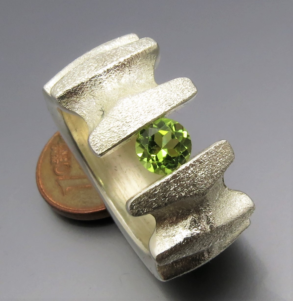 Breiter Peridot Spannring "Fields"