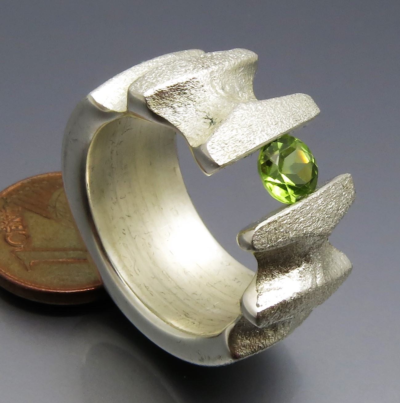 Breiter Peridot Spannring "Fields" – Bild 6