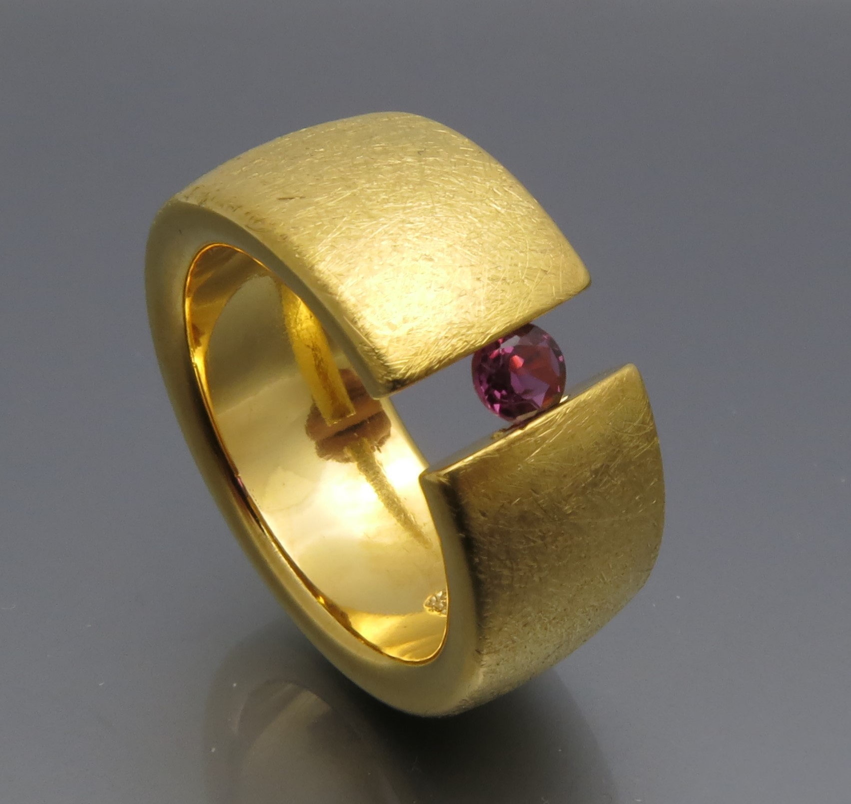 Breiter Rubin Spannring "Color"