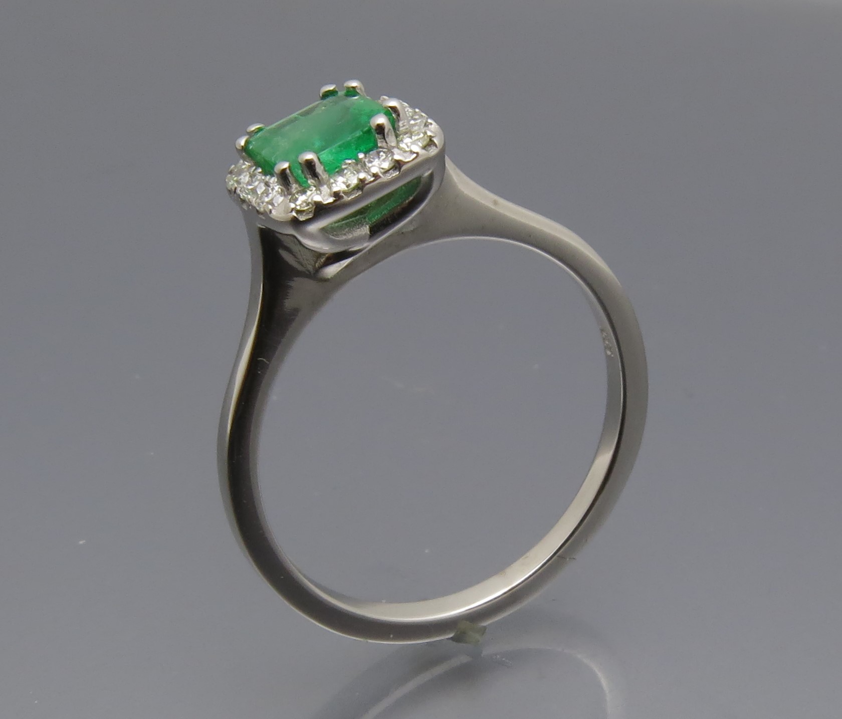 Eleganter Smaragd Entourage Ring – Bild 3