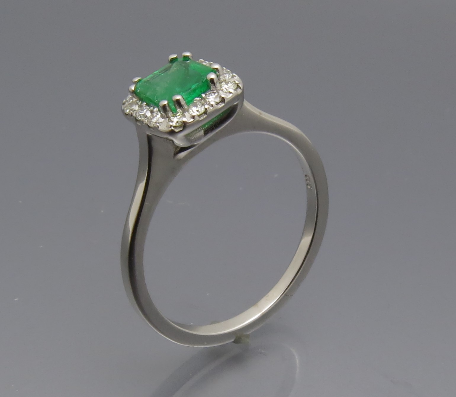 Eleganter Smaragd Entourage Ring – Bild 4
