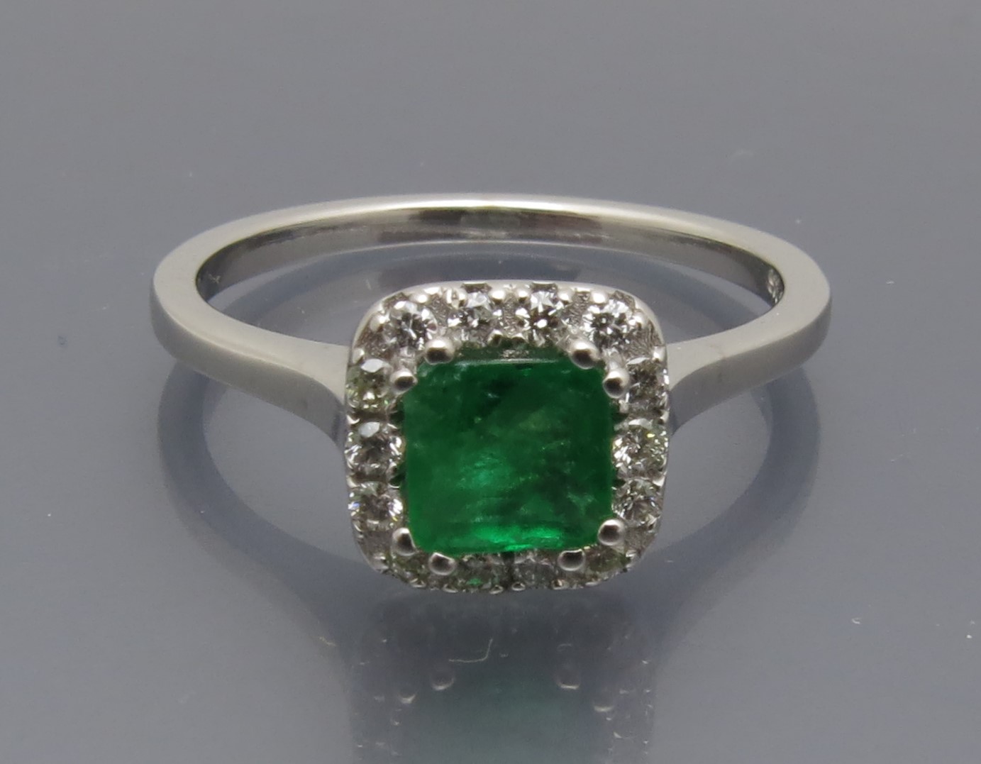 Eleganter Smaragd Entourage Ring